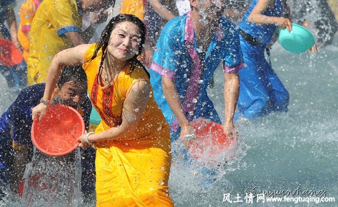 泼水节是傣族人的传统习俗_民间风俗【风土情网】 泼水节是傣族人的传统习俗_民间风俗【风土情网】
