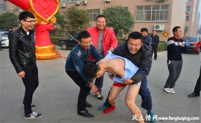 新郎被扒掉外衣娶新娘_人间冷暖【风土情网】 新郎被扒掉外衣娶新娘_人间冷暖【风土情网】