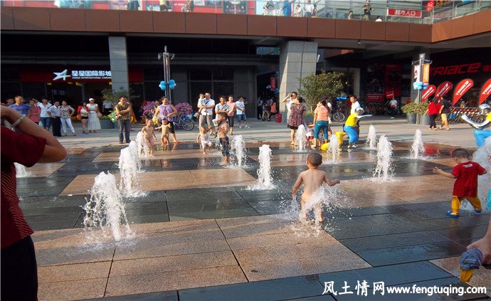 松湖万科广场 是旅游与饮食结为一体的好去处_风景图片【风土情网】 松湖万科广场 是旅游与饮食结为一体的好去处_风景图片【风土情网】