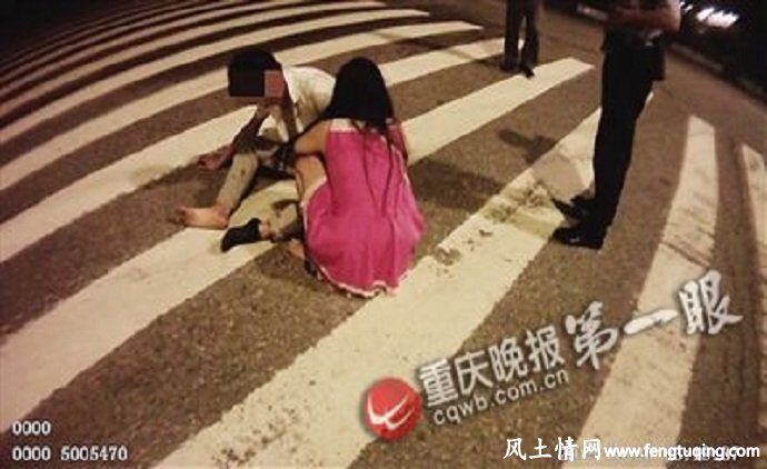 丈夫将妻子推下行驶中出租车_人间冷暖【风土情网】 丈夫将妻子推下行驶中出租车_人间冷暖【风土情网】