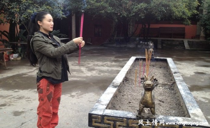 女性烧香拜佛的忌讳_风土习惯【风土情网】 女性烧香拜佛的忌讳_风土习惯【风土情网】