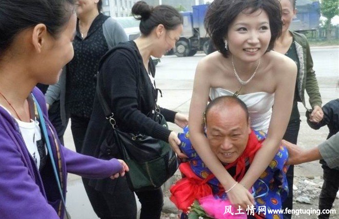 公公背媳妇的风俗_民间风俗【风土情网】 公公背媳妇的风俗_民间风俗【风土情网】